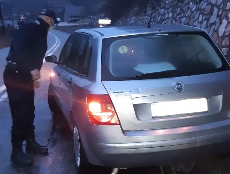 Doi jandarmi din Câmpeni au ajutat o femeie să-și scoată mașina de sub o stâncă căzută pe DN75