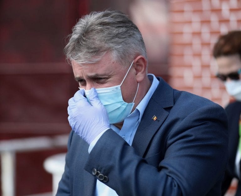 Ministrul Afacerilor Interne: De 1 mai poate vom limita purtarea măștii în VÂRFUL MUNTELUI sau la PLAJĂ