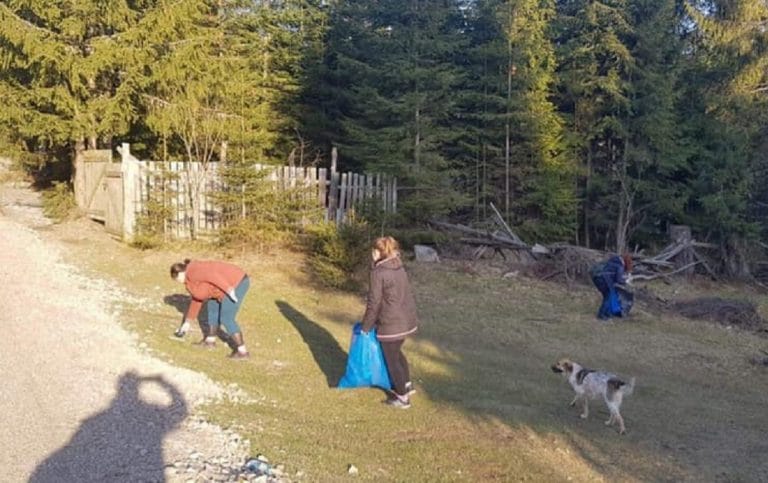 Acțiune de ecologizare în Mărișel: „Dacă adună fiecare în zona lui, într-o zi avem un sătuc ca în Elveția”
