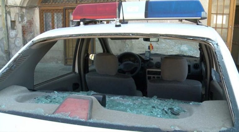 RAMBO de ALEȘD: Un bărbat de 34 de ani din Aleșd a DISTRUS parbrizul unei MAȘINI de POLIȚIE! Ce a pățit tânărul?