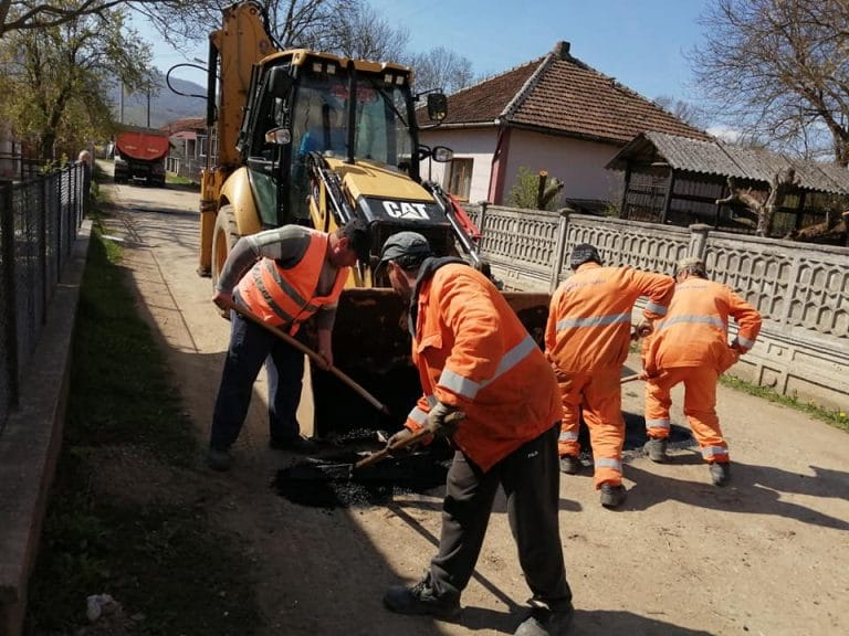Au început lucrările de plombări la drumurile din comuna Vața de Jos