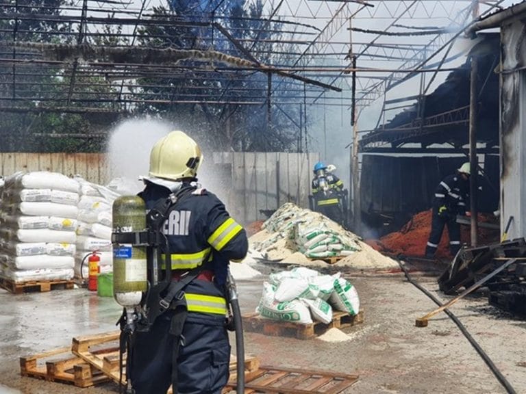 Pompierii din Beiuș au evitat o tragedie la incendiul de la depozitul de azot! VIDEO cu hidrantul lipsit de sursa de apă!