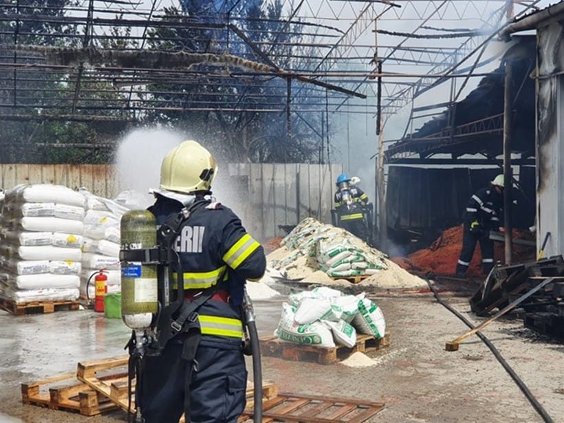 Pompierii din Beiuș au evitat o tragedie la incendiul de la depozitul de azot! VIDEO cu hidrantul lipsit de sursa de apă!