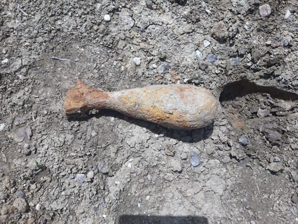 O bombă de artilerie a fost găsită în Bihor pe un teren viran de lângă DN 76
