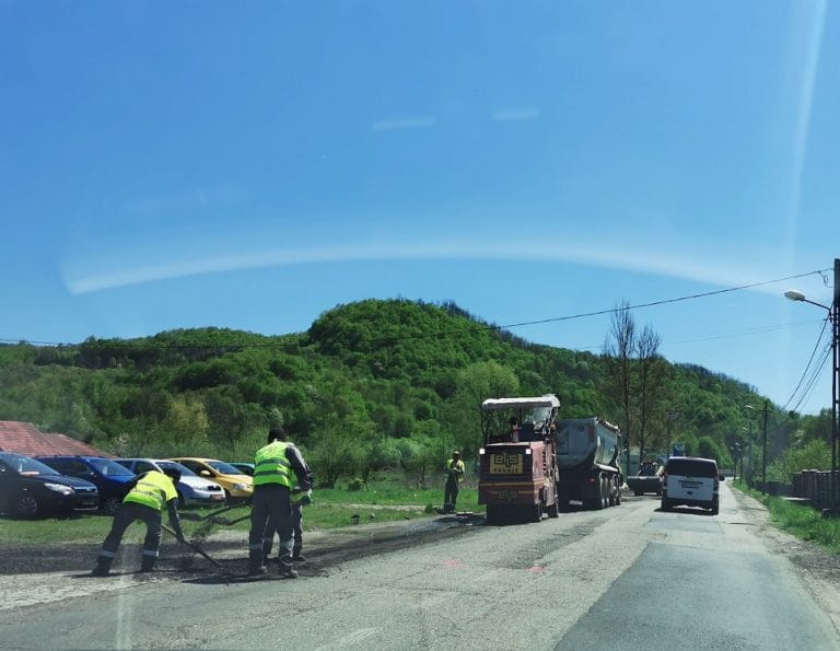 Atenție șoferi: Se lucrează pe DN 76, în Brad, în zona benzinăriei OMV!