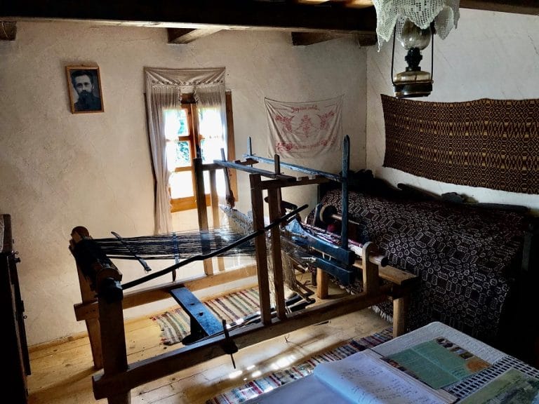 Dacă aveți drum în Abrud, Bucium, nu ratați complexul muzeal „Casa Fefeleaga”
