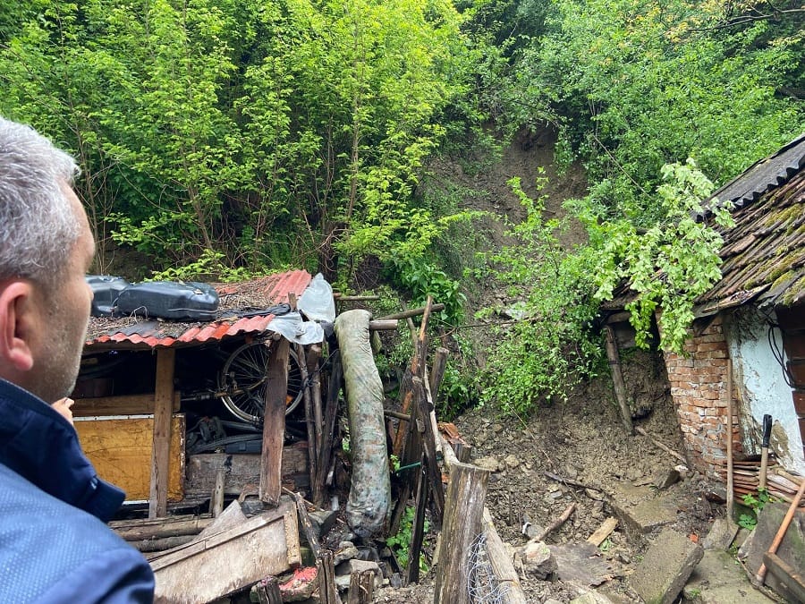 Zeci de gospodării sunt în pericol în Buceș în urma unei alunecări de teren produsă de torenții puternici de pe versanți!