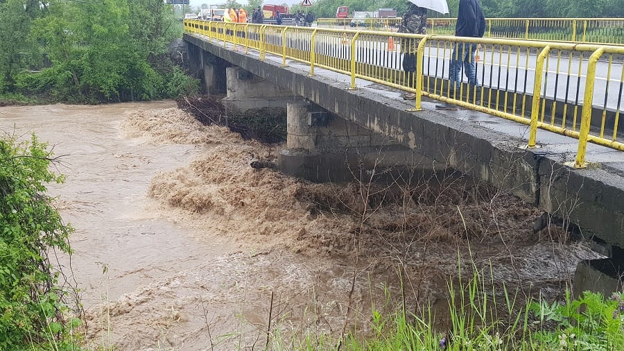 Podul de la Drăgănești de pe DN 76, între Beiuș și Ștei, a fost SURPAT de INUNDAȚII!