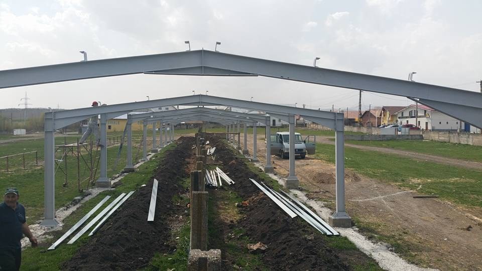 Cum arată spațiul amenajat pentru noua piață temporară din Huedin?