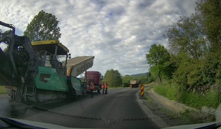 Atenție șoferi: Se asfaltează tronsonul Vârfurile – Măgulicea de pe DN 76