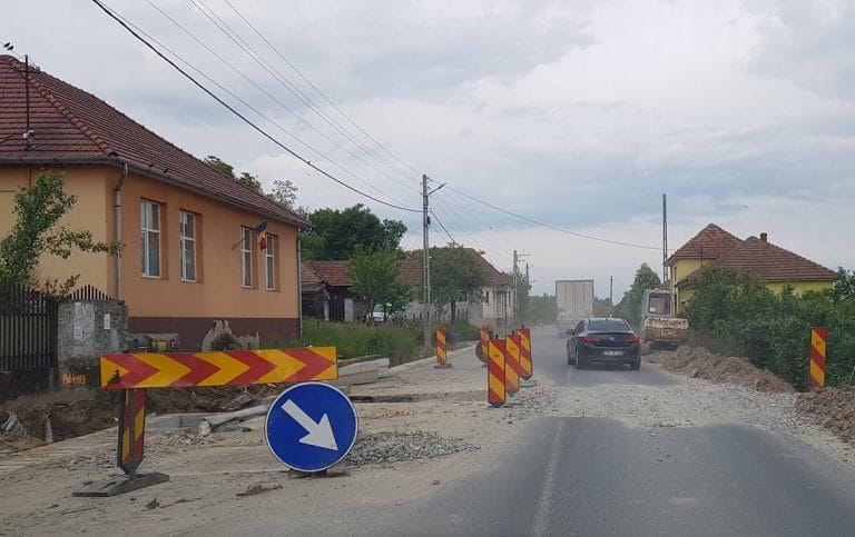 Semafoare și lucrări de modernizare pe DN 76 în Bihor: FOTO din zonele cu aglomerări în trafic!