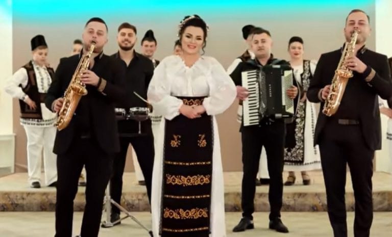 Carmen de la Sălciua s-a întors la muzica populară, cu o melodie cântată alături de Ansamblul Brădeana din Câmpeni
