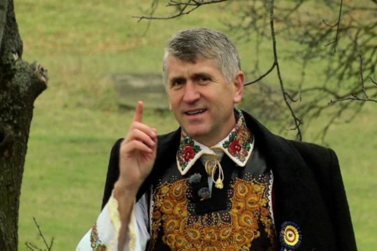 Arhiepiscopia Alba Iulia: Cristian Pomohaci, deși nu mai are calitatea de preot, mimează Preoția și face slujbe religioase în garajul casei personale din Moșuni!