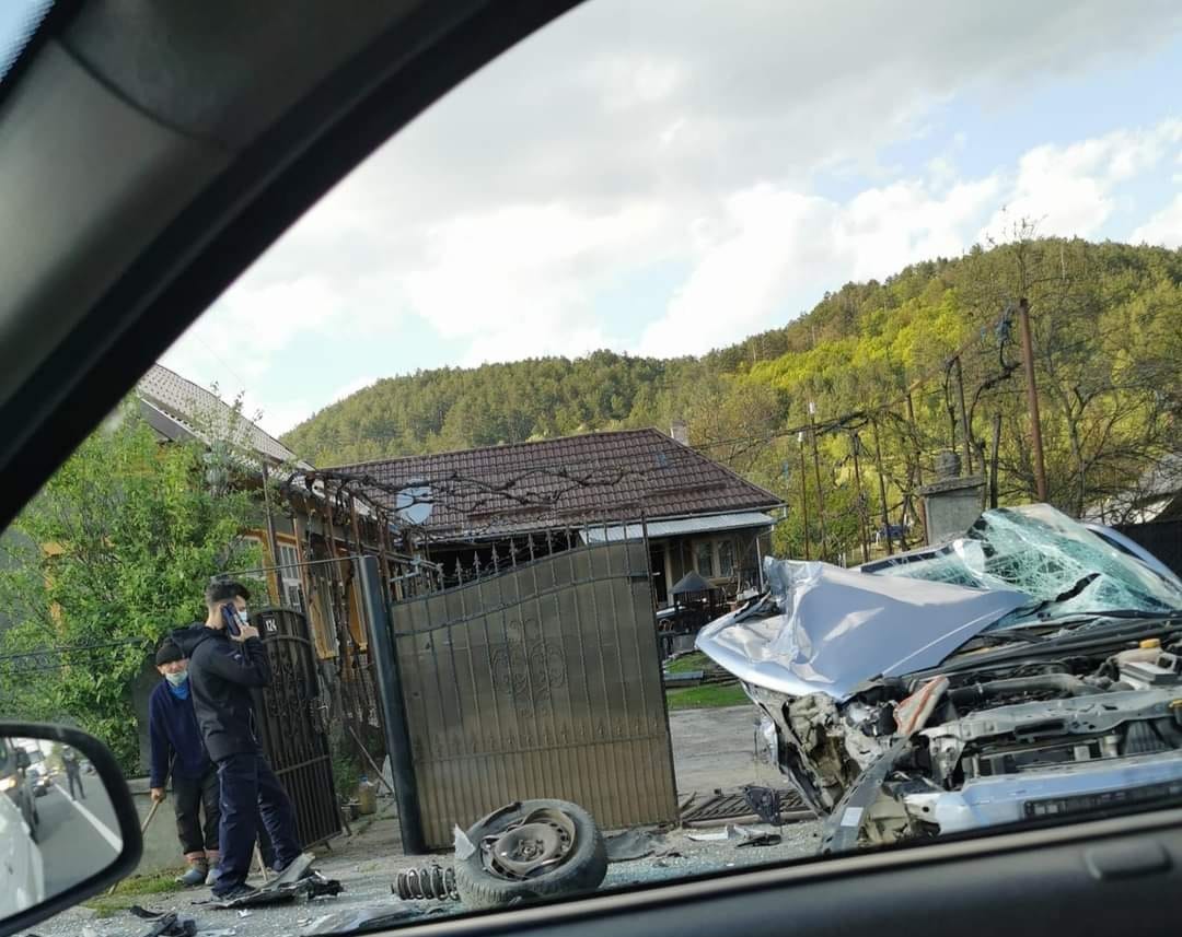 Accident între o mașină și un TIR pe DN1 E60 în Tinăud