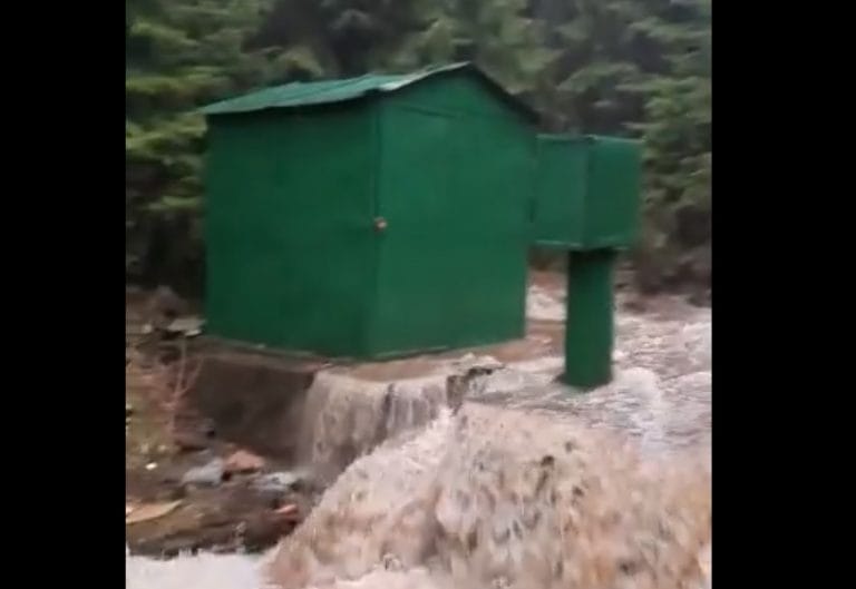 (VIDEO) Râul Fântâna Galbenă, la stația hidrometrică Stâna de Vale, la cote de pericol