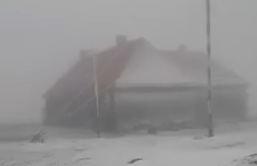 (VIDEO) Zăpadă și vânt puternic la stația meteorologică de pe Vârful Vlădeasa