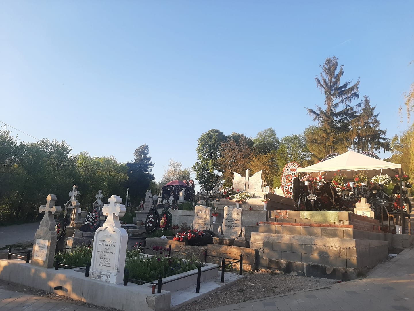 Consilierul local Marius Ciota a anunțat dezbatere publică asupra organizării și funcționării cimitirului din Huedin