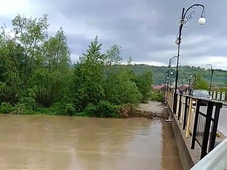 (VIDEO) Crișul Negru a trecut de cota de pericol și în Grădinari!