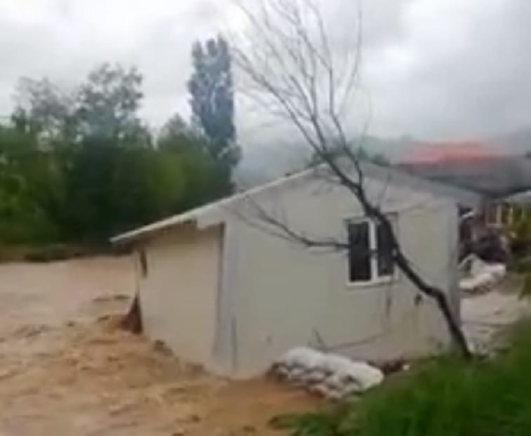 Tragedie! Casă LUATĂ pe SUS de apele Crișului Pietros