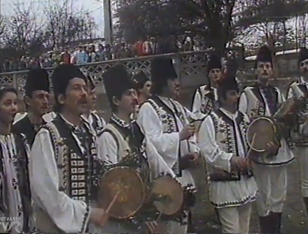 VIDEO superb din 1993 cu „Doina Crișului” din Brad și taraful din Vața de Jos, perla Țării Zarandului