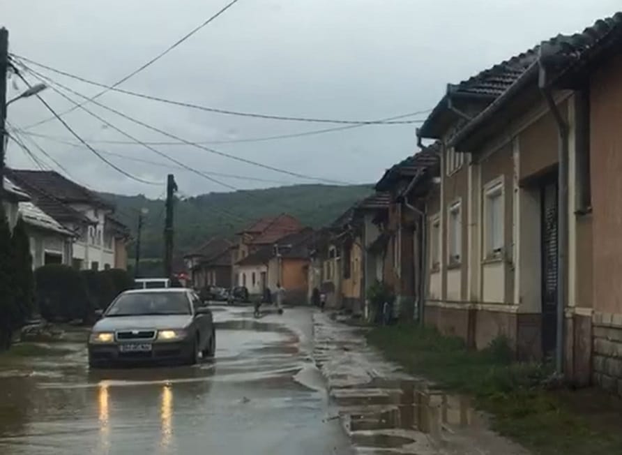 INUNDAȚII în Lunca, Bihor: Apa a intrat în casele bihorenilor!