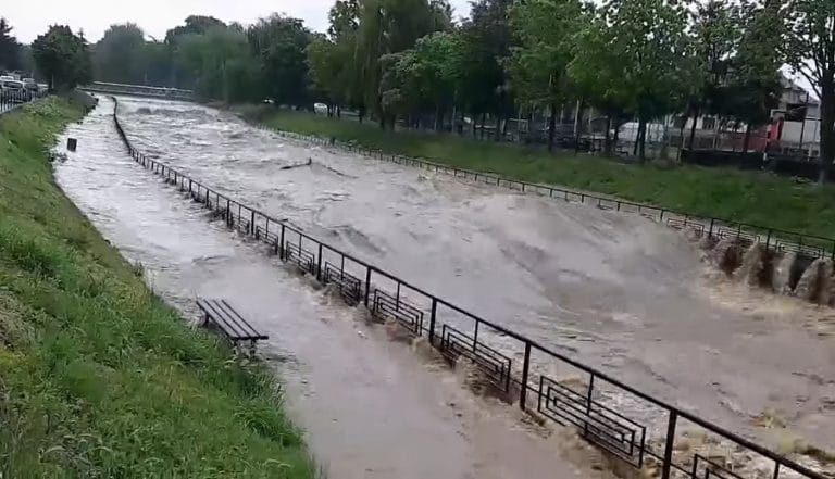(VIDEO) La Beiuș, cota apelor râului a ajuns la nivel istoric de 466 de centimetri: Pericolul NU a trecut!