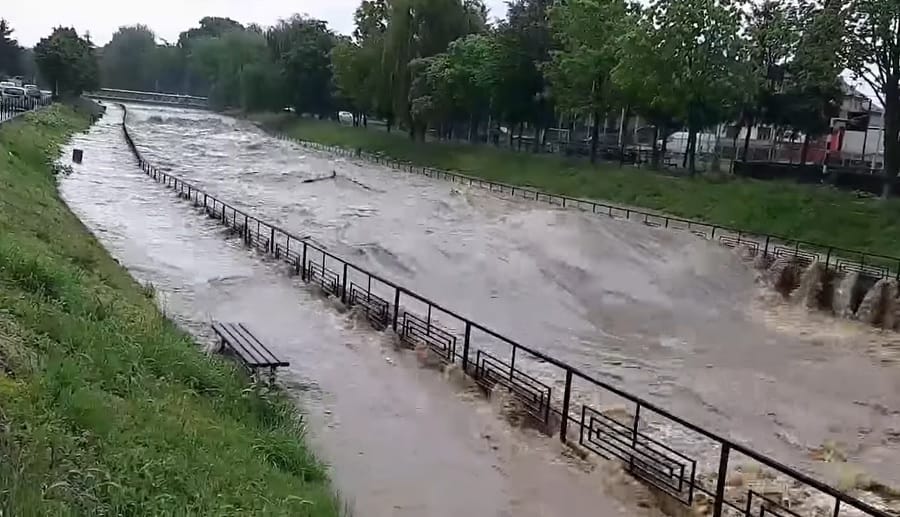 (VIDEO) La Beiuș, cota apelor râului a ajuns la nivel istoric de 466 de centimetri: Pericolul NU a trecut!