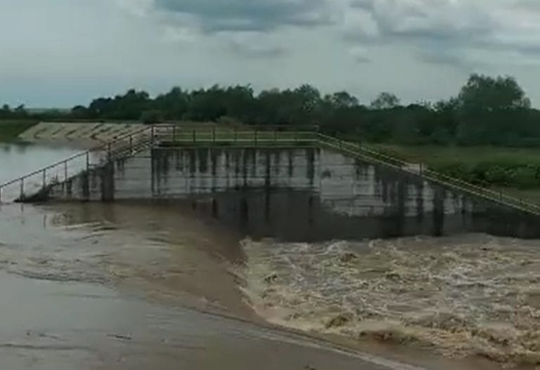 (VIDEO) Crișul Negru se află în continuare peste cota de pericol la două stații hidrometrice – Șuștiu și Tinca!