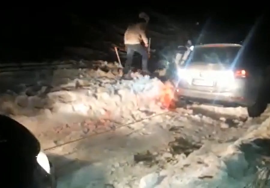 Jandarmii din Arieșeni au salvat 7 persoane blocate în zăpadă cu un SUV, pe drumul dintre Arieșeni și vârful Bihor