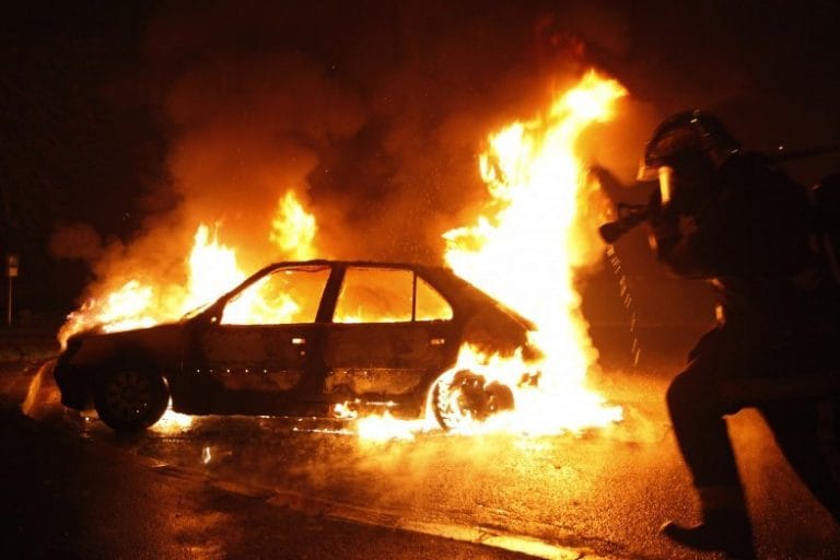 Un bărbat de 46 de ani din Brănișca, după ce și-a terorizat concubina și i-a incendiat mașina, a fost reţinut de polițiști