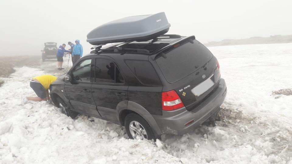 Jandarmii Montani din Arieșeni au eliberat două autoturisme din zăpadă în zona Vârfului Bihor