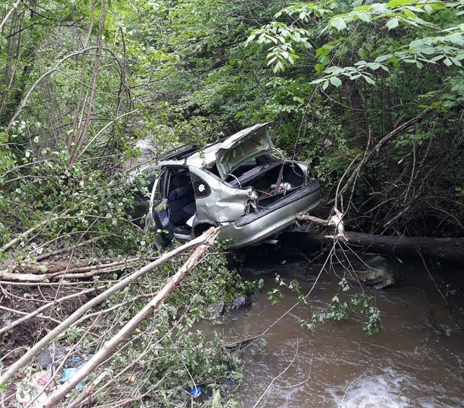 Mașina răsturnată într-un pârâu din Muntele Băișorii A CĂZUT 3 METRI!