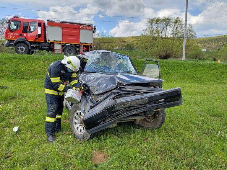 Accident pe DJ 107 M între Luna de Sus și Vlaha: O mașină s-a răsturnat!