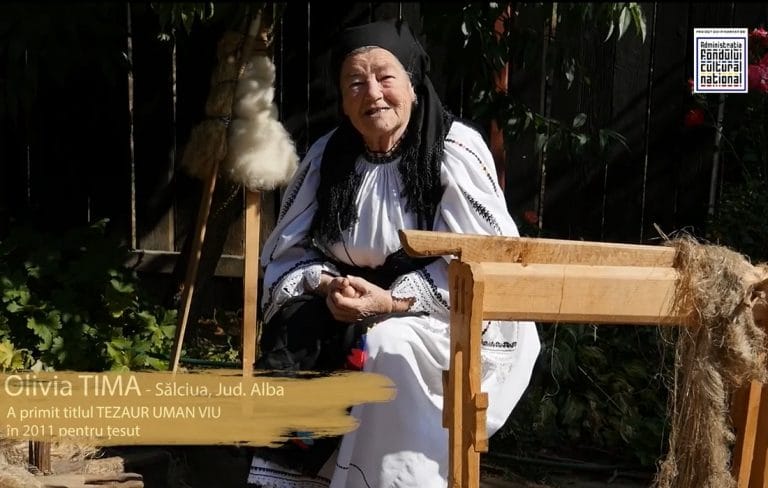(VIDEO) Olivia Tima, moața din Sălciua, Apuseni, care a reuşit să aducă ţesutul şi cusutul la rang de artă