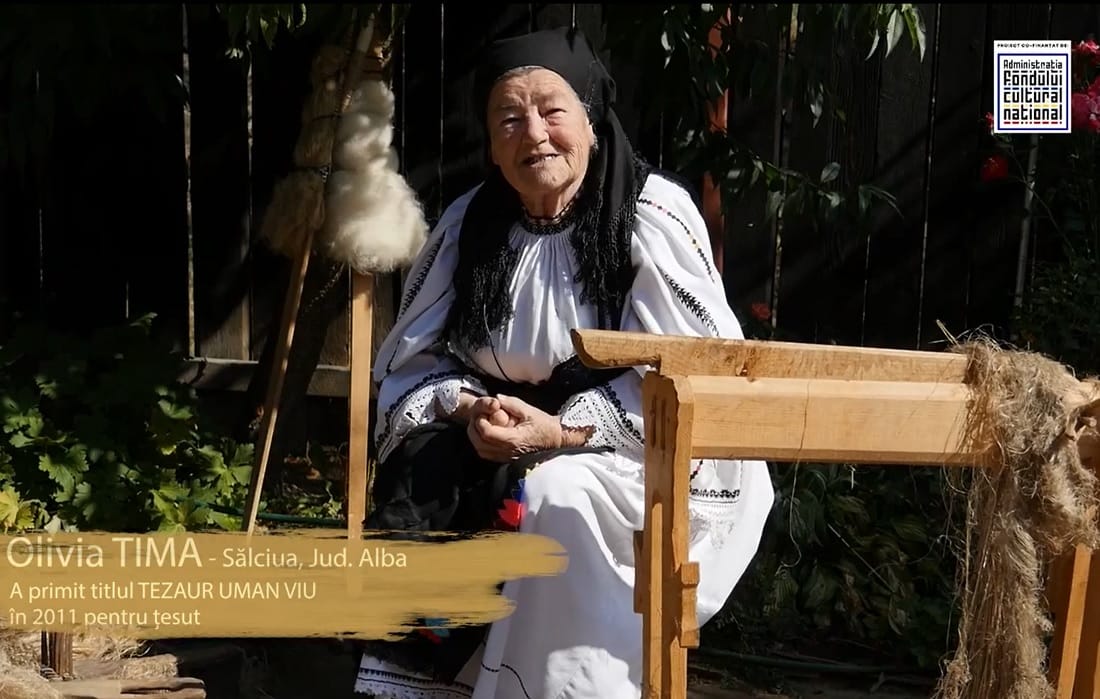 (VIDEO) Olivia Tima, moața din Sălciua, Apuseni, care a reuşit să aducă ţesutul şi cusutul la rang de artă