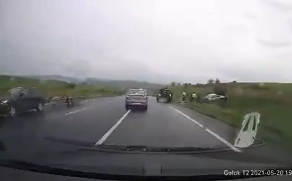 (VIDEO) Accident în Păniceni pe DN1 E60: O mașină a zburat de pe carosabil!