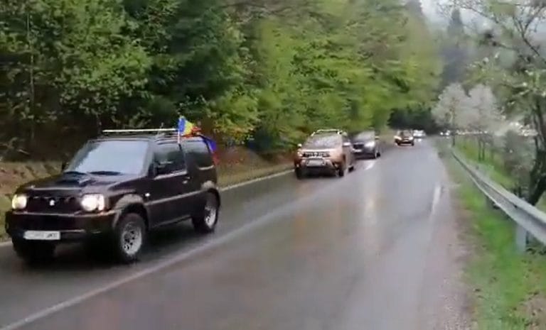(VIDEO) Moții coboară din Apuseni să protesteze în fața Prefecturii Alba: Solicită reabilitarea DN 75, nu o „fușăreală de 6 cm”!
