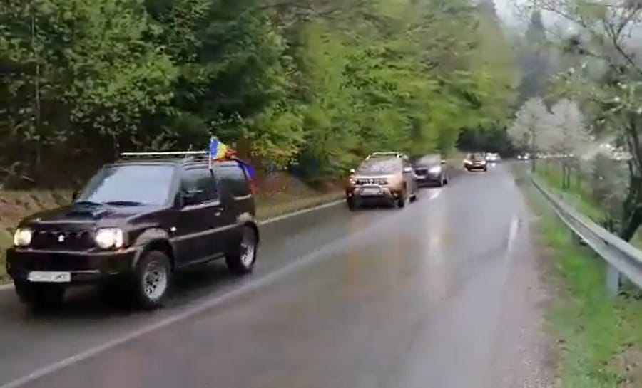 (VIDEO) Moții coboară din Apuseni să protesteze în fața Prefecturii Alba: Solicită reabilitarea DN 75, nu o „fușăreală de 6 cm”!