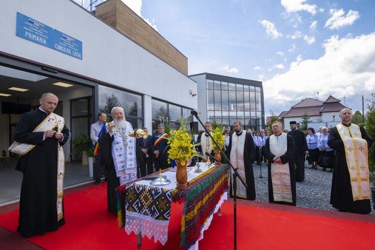 Noul sediu al primăriei din comuna Mihai Viteazu a fost binecuvântat de ÎPS Andrei Andreicuț