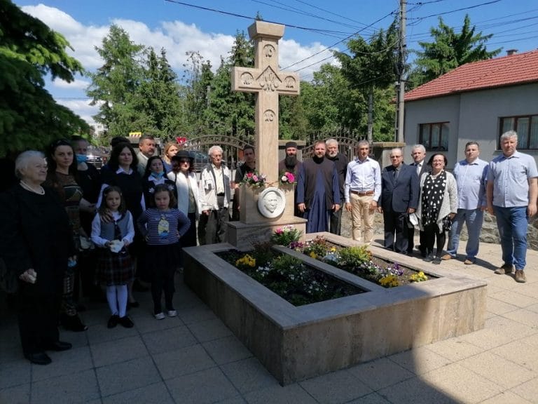Parastas și candele aprinse pentru învățătorii din Huedin în Catedrala Moților din Huedin