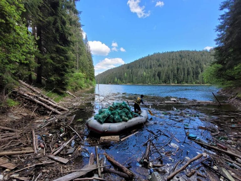 (VIDEO & FOTO) Cel mai frumos lac din Munții Apuseni, Beliș-Fântânele, este plin de gunoaie!