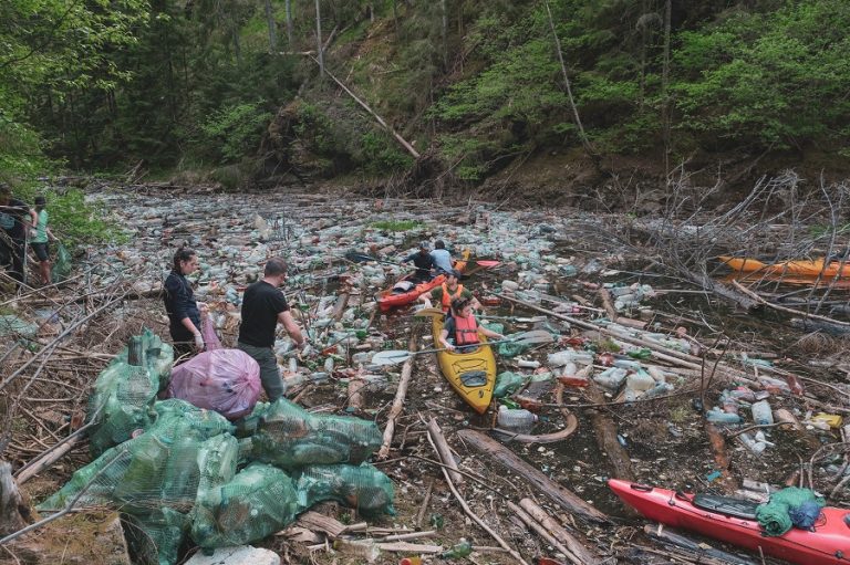 Cu caiacele printre gunoaiele de pe lacul Beliș-Fântânele, din inima Apusenilor! Felicitări voluntarilor implicați în ecologizare!