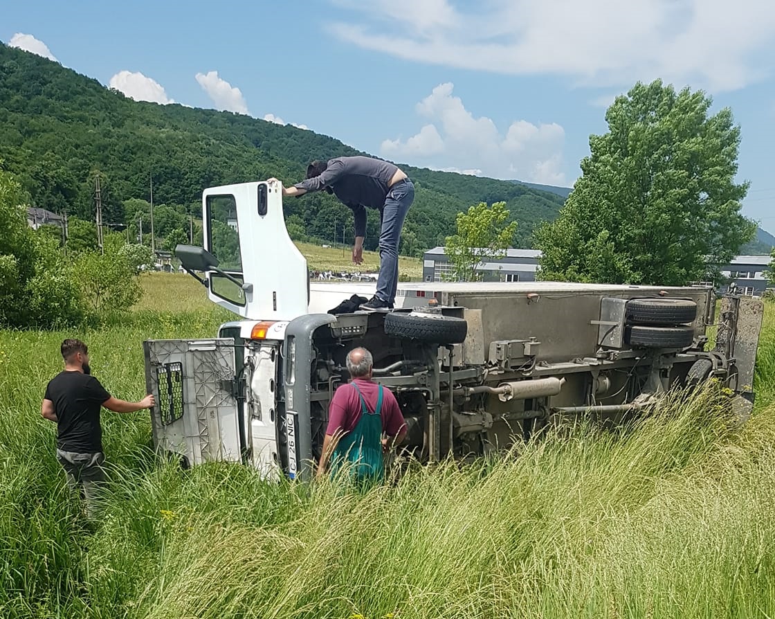 Accident pe DN1 E60 între Căpușu Mare și Gilău: Un camion s-a răsturnat!