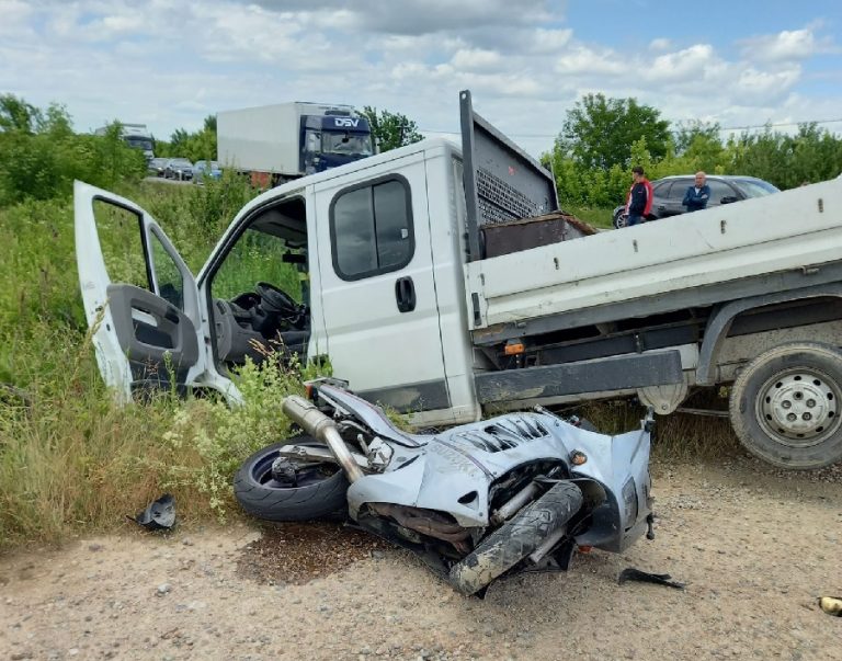 Accident pe DN 76 la ieșire din Beiuș spre Oradea: Un motociclist a fost rănit!