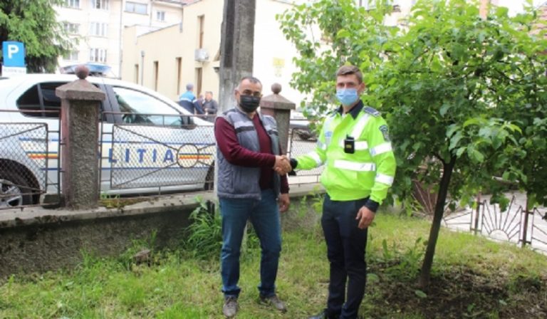 Un bărbat din Abrud a predat poliţiei un portmoneu cu bani și acte, pe care l-a găsit pe o stradă în Câmpeni