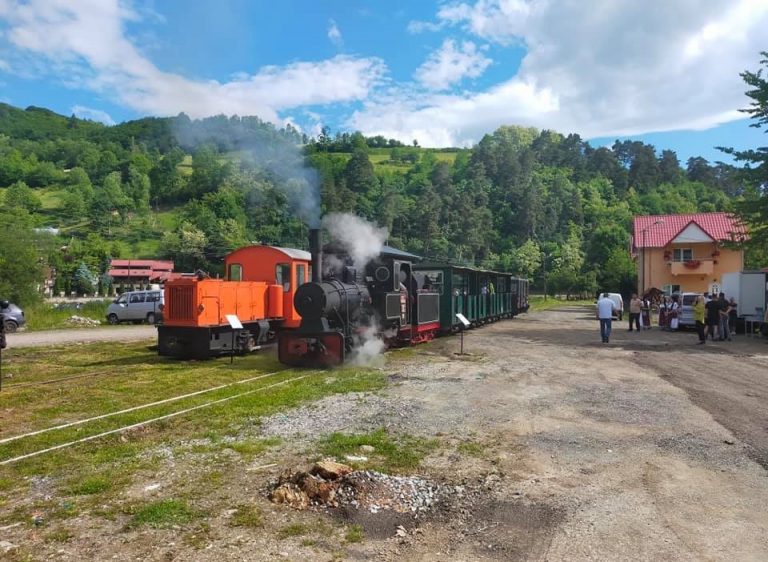 (VIDEO) „Mocănița Apusenilor” Câmpeni – Abrud a revenit pe șine în weekend-ul Rusaliilor!