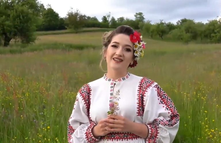 Câștigătoarea titlului de național „Regina Sânzienelor” în 2021 vine de la BRAD! Felicitări, Teodora-Larisa Petruț!