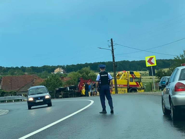 Accident în Hidișelu de Sus: Un camion  răsturnat în afara carosabilului!