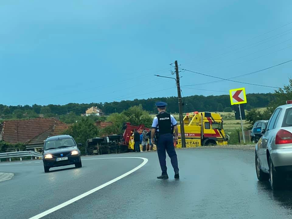 Accident în Hidișelu de Sus: Un camion  răsturnat în afara carosabilului!