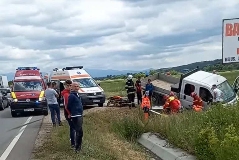 (VIDEO) Motociclistul de 49 de ani, acroșat pe DN 76, în Beiuș, a suferit multiple leziuni și a fost internat în spital!